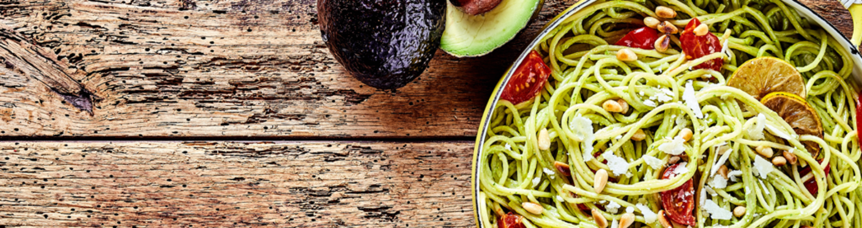 Pasta met cottage cheese, avocado en pijnboompitten