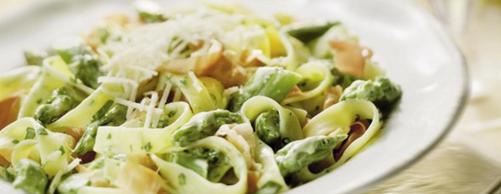 Filets de poulet farcis accompagnés d’asperges vertes et de tagliatelles