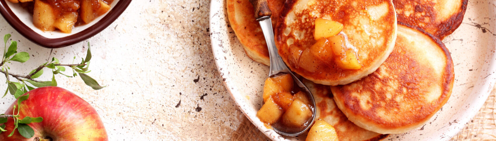 Pancakes de patates douces et pommes poêlées